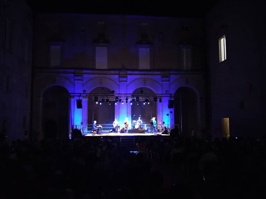 Standing ovation per lo spettacolo di Rocco Papaleo a Palazzo d'Avalos