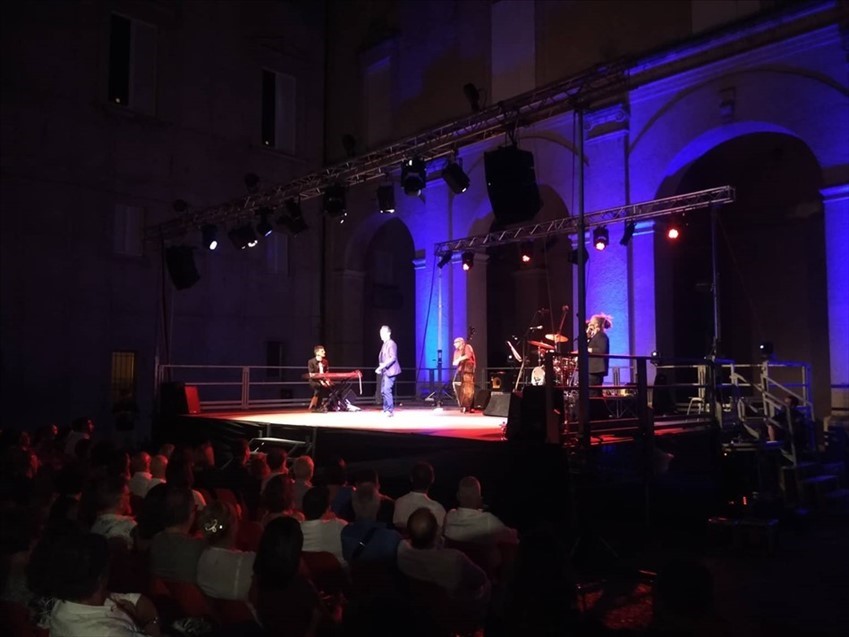 Standing ovation per lo spettacolo di Rocco Papaleo a Palazzo d'Avalos