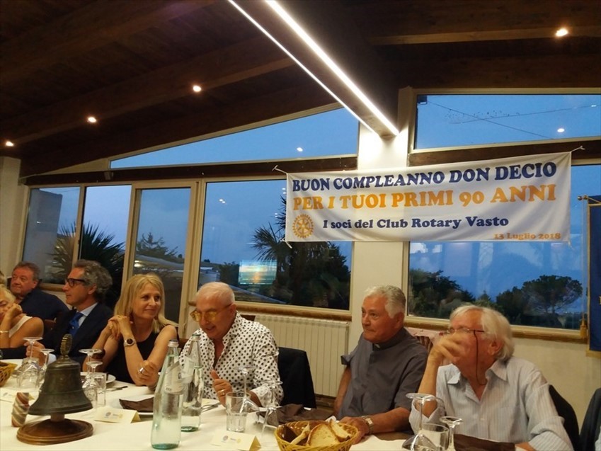 Festa al Rotary Club di Vasto per i 90 anni di don Decio