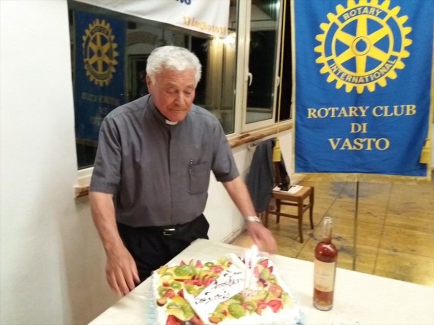 Festa al Rotary Club di Vasto per i 90 anni di don Decio
