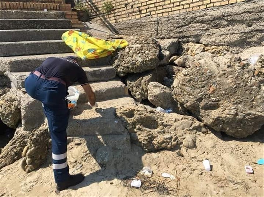Spiaggia di Vasto Marina invasa dai rifiuti post Notte Rosa, ci pensa la Protezione Civile