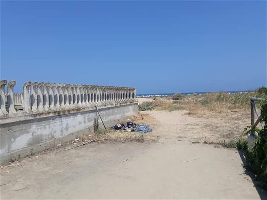 Rifiuti e cattivi odori sulla spiaggia di Rio Vivo, bagnanti esasperati