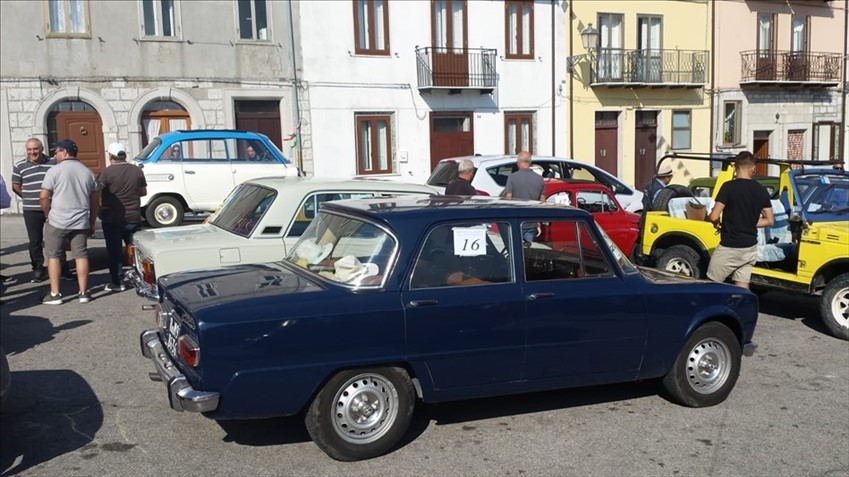In tanti a Castiglione e Schiavi di Abruzzo per il raduno di moto e auto d'epoca