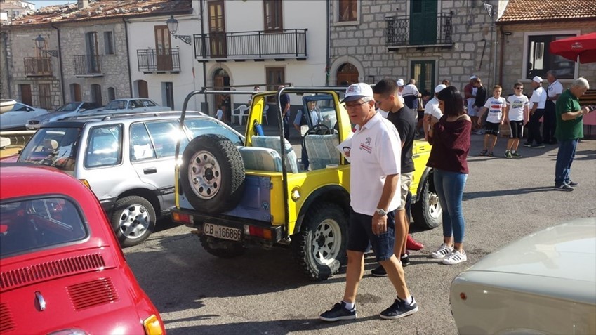 In tanti a Castiglione e Schiavi di Abruzzo per il raduno di moto e auto d'epoca