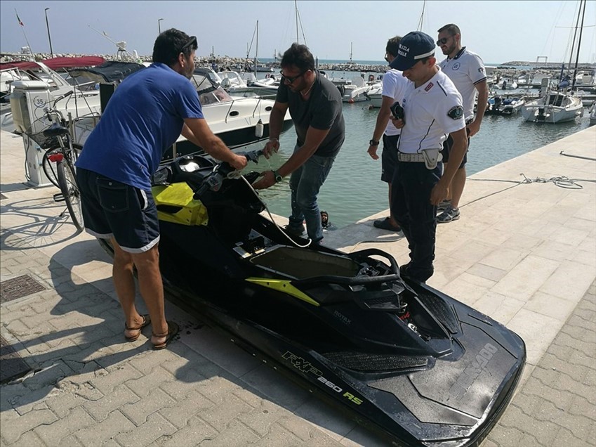Recupero della moto d'acqua esplosa ieri nel pomeriggio al porto turistico Le Marinelle