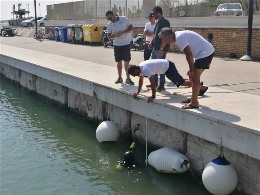 Recupero della moto d'acqua esplosa ieri nel pomeriggio al porto turistico Le Marinelle