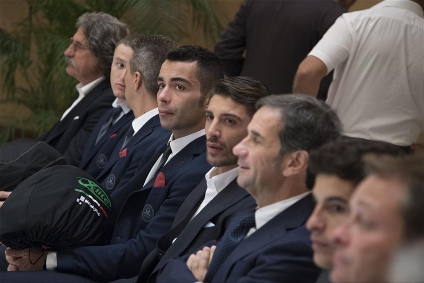 Andrea Iannone con i piloti della MotoGp incontra il Papa: "Esperienza indimenticabile"