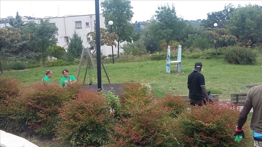 Buona integrazione, ospiti dello Sprar ripuliscono un parco a Guglionesi