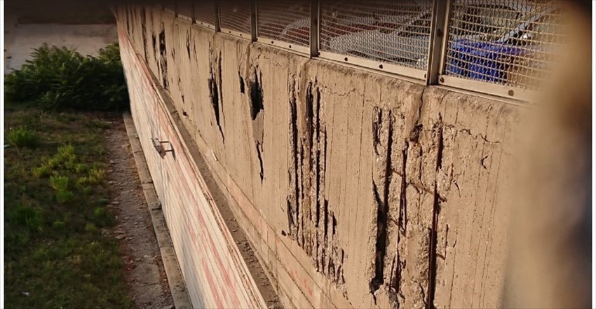 «Ferri arrugginiti e cemento usurato nel muro della ferrovia», la preoccupazione di un cittadino
