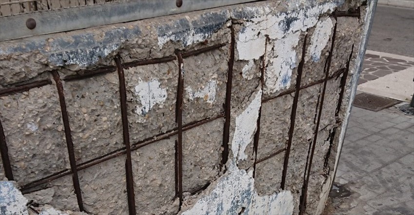 «Ferri arrugginiti e cemento usurato nel muro della ferrovia», la preoccupazione di un cittadino