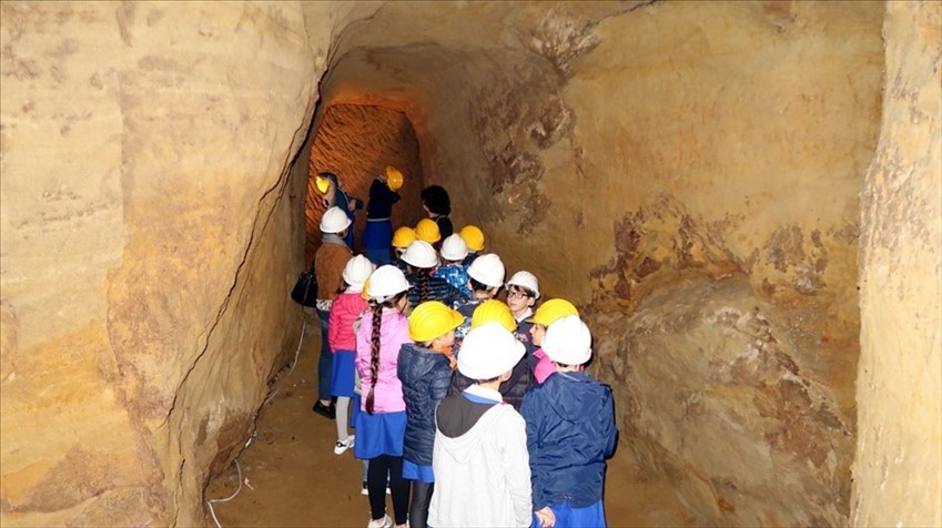 Le quinte della Scuola Primaria di Montenero in visita all'antico tunnel