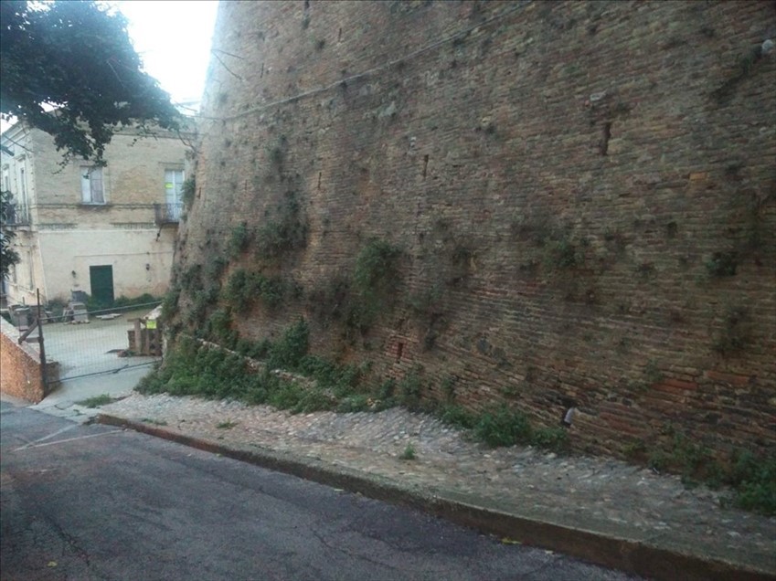 Muro di contenimento di Palazzo d'Avalos