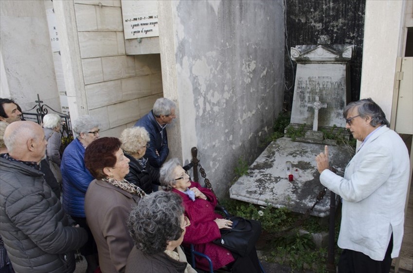 L’associazione “Amici degli Anziani” in visita alle tombe dei vastesi illustri