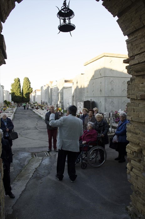 L’associazione “Amici degli Anziani” in visita alle tombe dei vastesi illustri