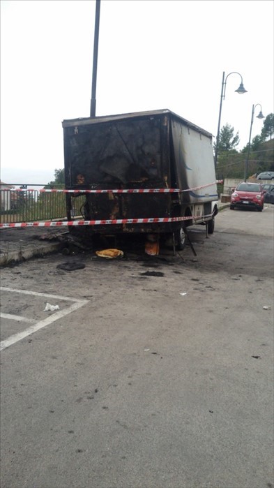 Camioncino dello street food a fuoco nella notte a Monteodorisio