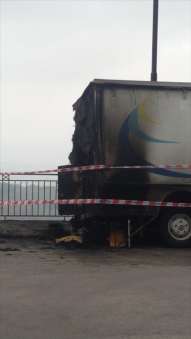 Camioncino dello street food a fuoco nella notte a Monteodorisio