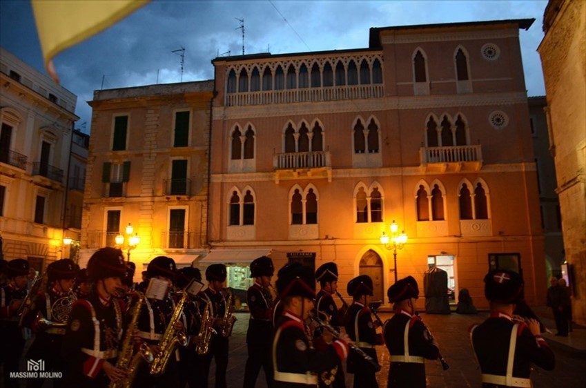 Applausi a scena aperta per la “Banda del Primo Reggimento dei Granatieri di Sardegna”