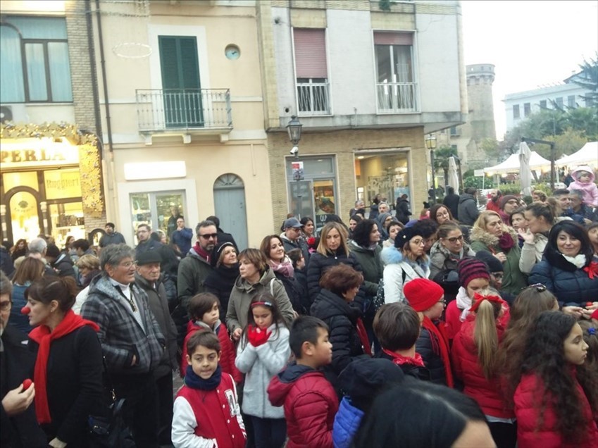 Tutti in rosso per il Flash mob Special Olympics in Piazza Diomede