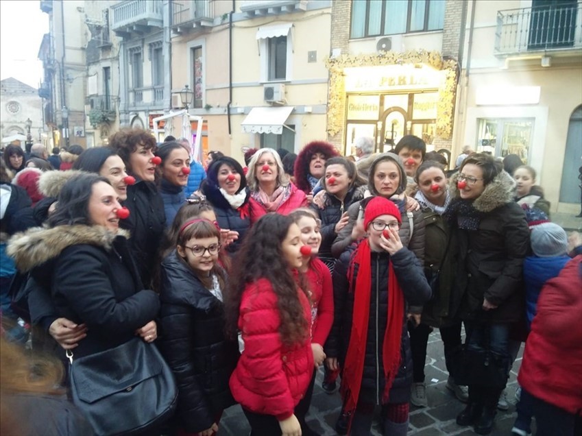 Tutti in rosso per il Flash mob Special Olympics in Piazza Diomede