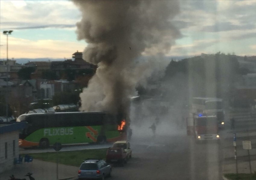 Autobus a fuoco al terminal bus di Vasto