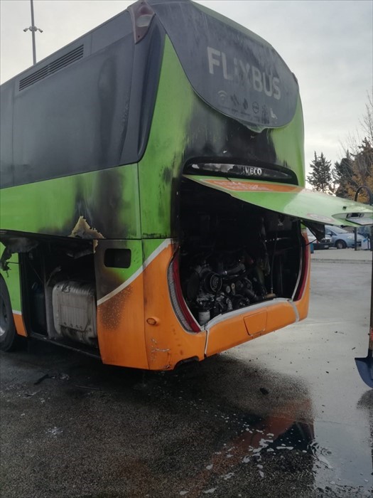 Autobus a fuoco al terminal bus di Vasto