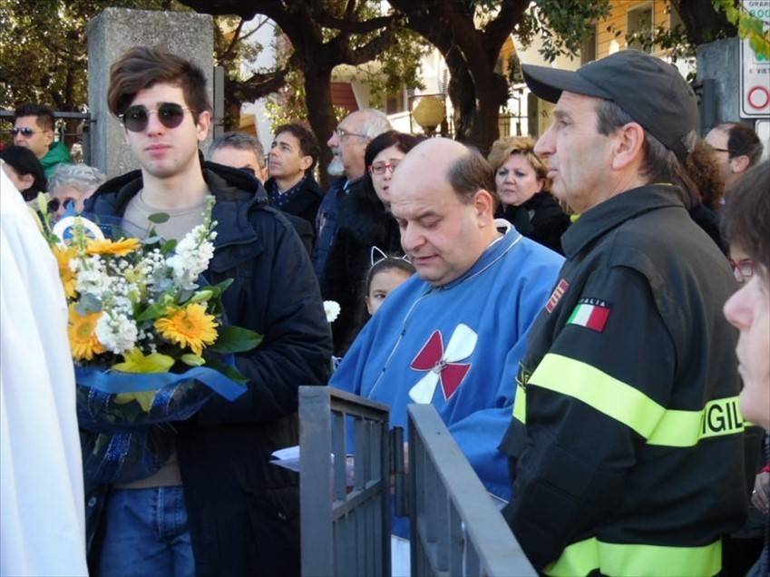 I Vigili del fuoco e l'omaggio a Maria in piazza Marconi