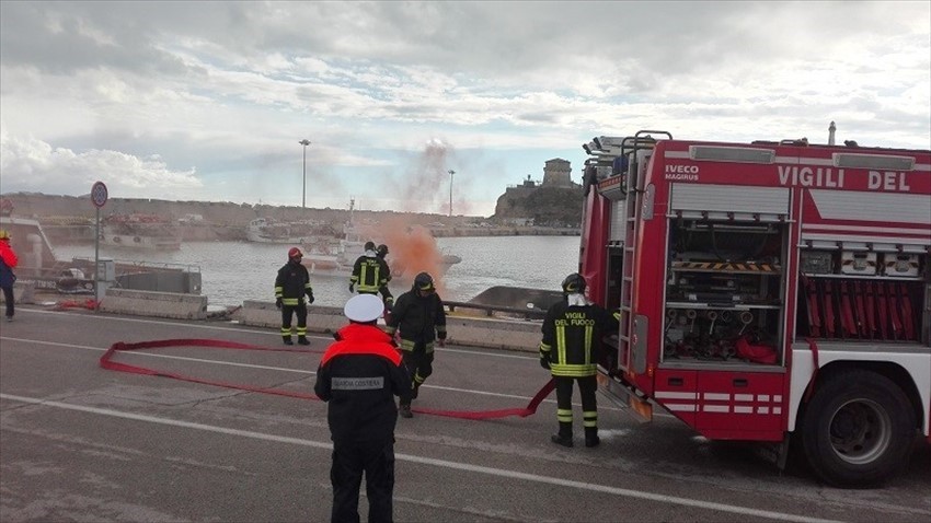 Esercitazione al Porto di Vasto, simulato incendio grave