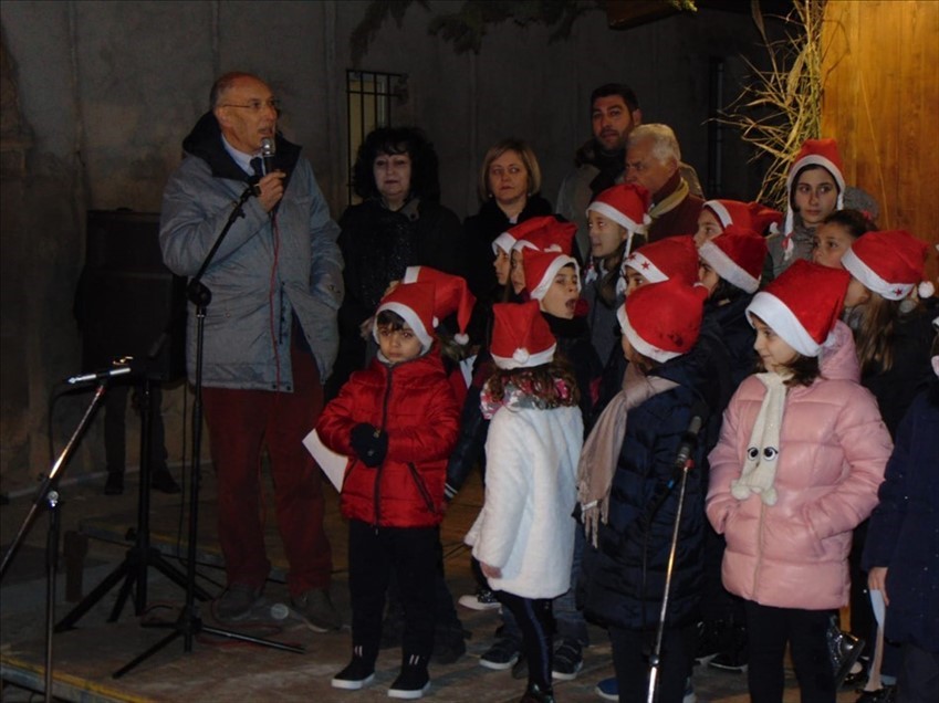Musica e risate a Palazzo d'Avalos, si accende l'albero di Natale
