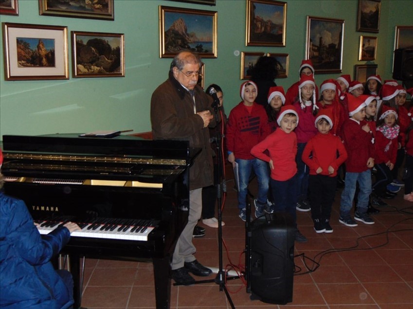 Musica e risate a Palazzo d'Avalos, si accende l'albero di Natale