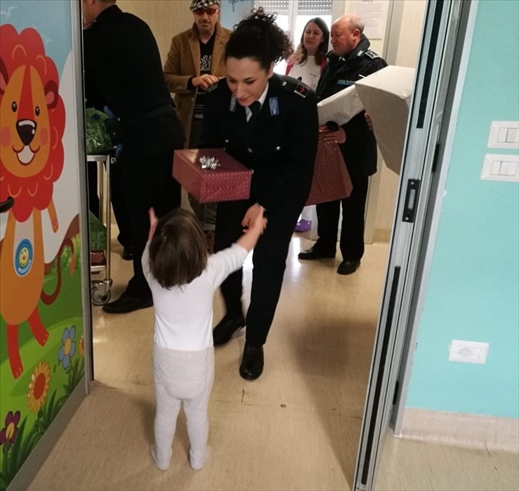 Gli agenti della Polizia Penitenziaria portano doni per l'Epifania al reparto di Pediatria