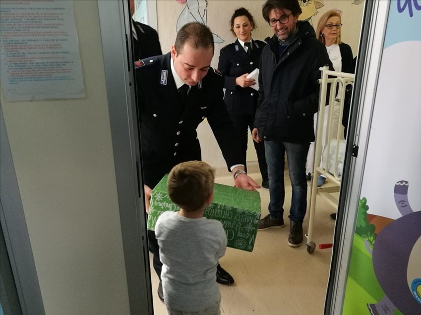 Gli agenti della Polizia Penitenziaria portano doni per l'Epifania al reparto di Pediatria
