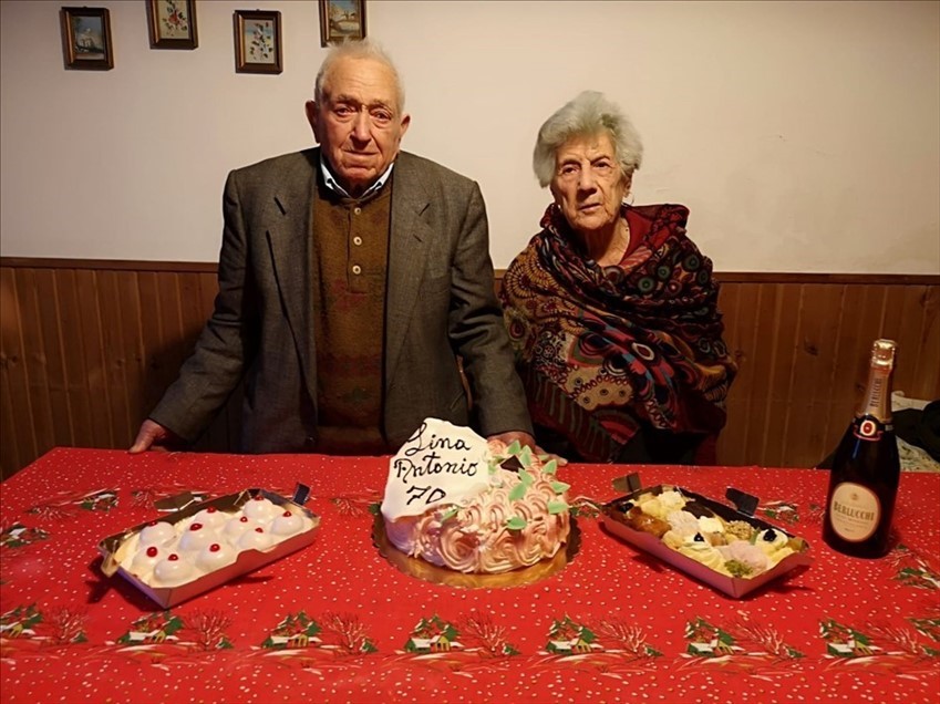 Nozze di ferro per una coppia di ferro: i 70 anni d'amore di Lina e Antonio