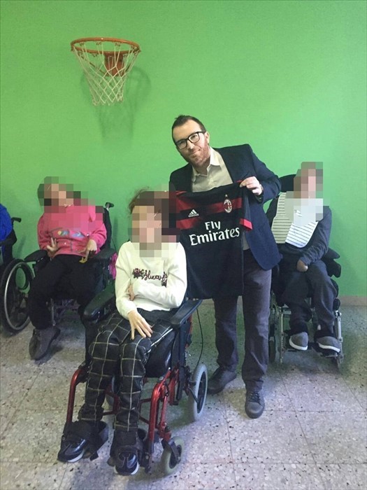 Daniele Massaro invia gadget del Milan agli ospiti del centro di riabilitazione "Villa del Sole"