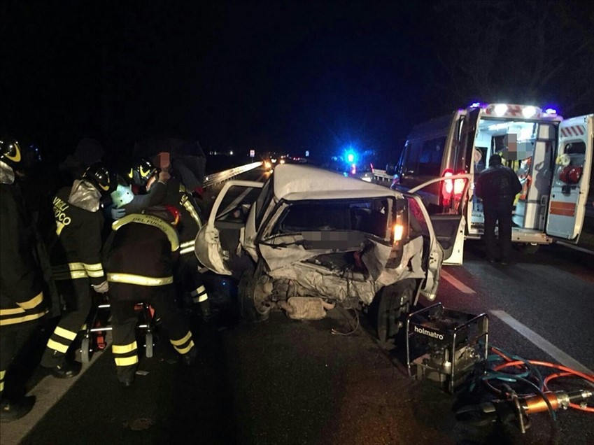 Schianto sulla Trignina tra 2 auto, 3 feriti trasportati in ospedale