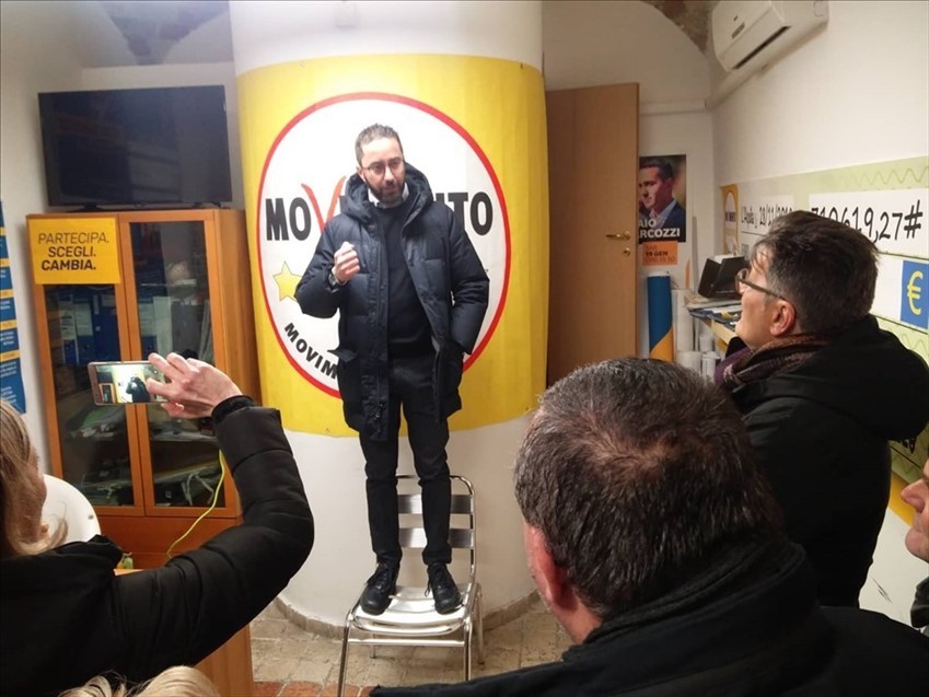 Pietro Smargiassi festeggia con gli attivisti del M5s