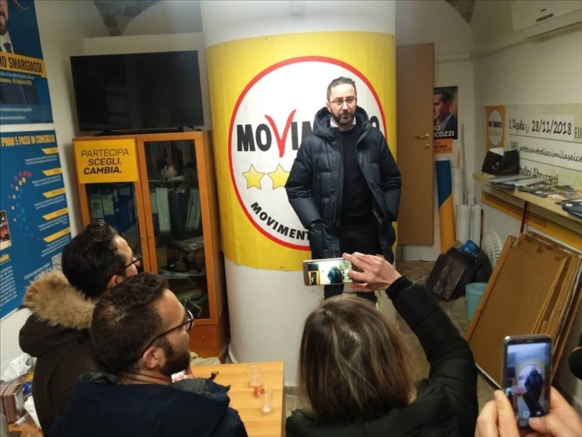 Pietro Smargiassi festeggia con gli attivisti del M5s
