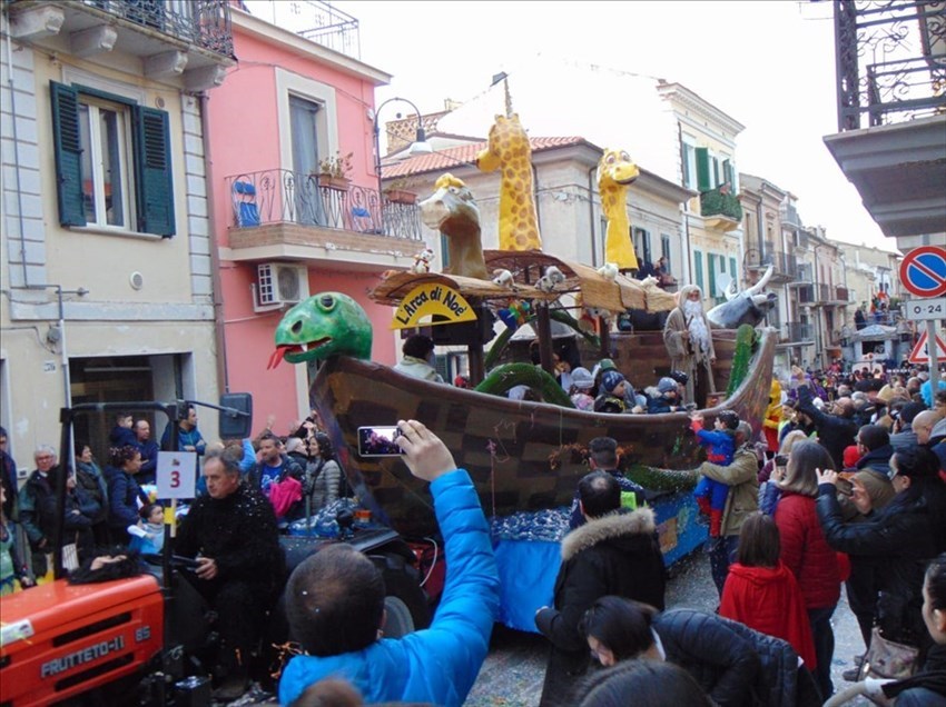 Bagno di folla all'inimitabile Carnevale di Scerni