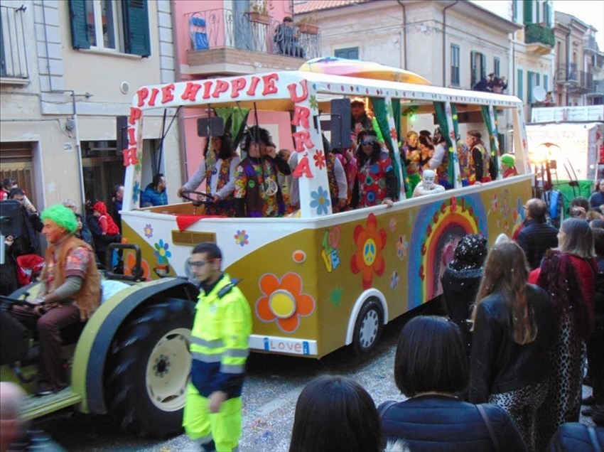 Bagno di folla all'inimitabile Carnevale di Scerni