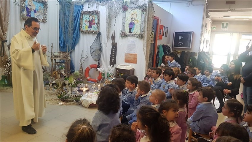 Benedetto l'altare di San Giuseppe dei piccoli alunni di Pantano Basso