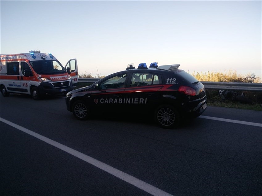 Motociclista si schianta contro il guardrail, trasferito in elisoccorso a Pescara