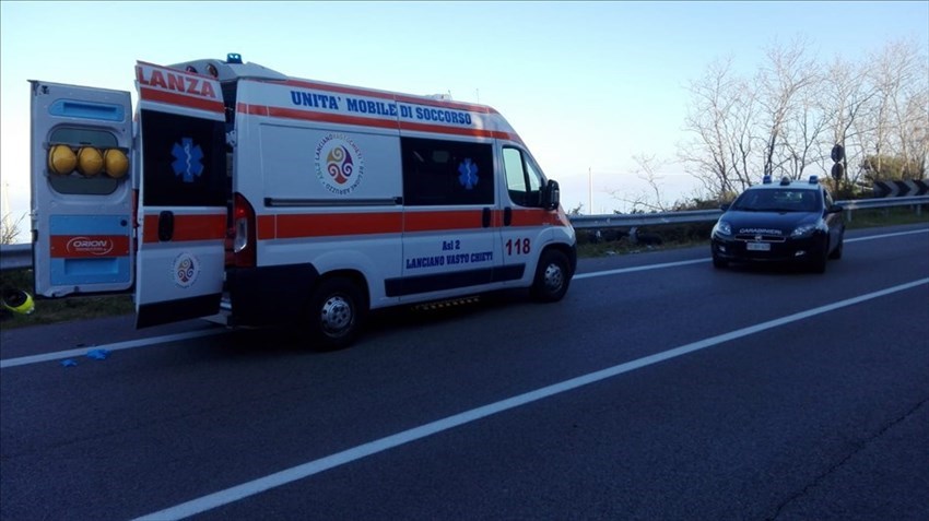 Motociclista si schianta contro il guardrail, trasferito in elisoccorso a Pescara
