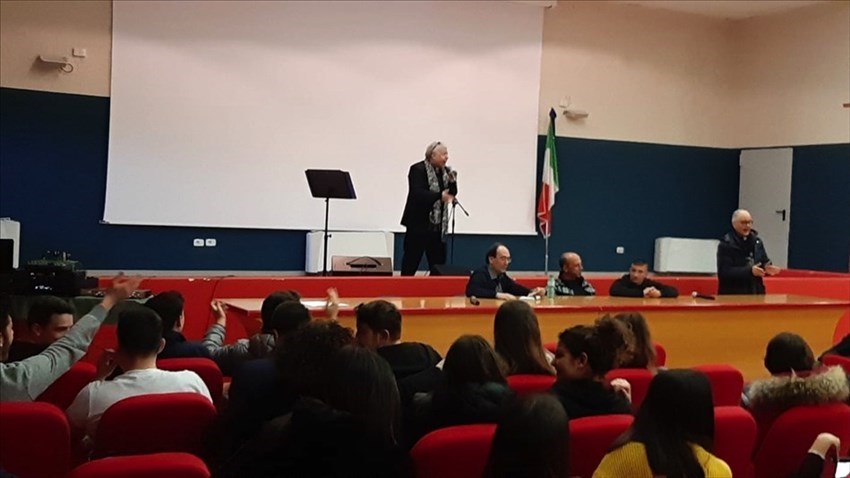 Don Elio Benedetto e la Comunità Il Noce incontrano gli studenti pugliesi