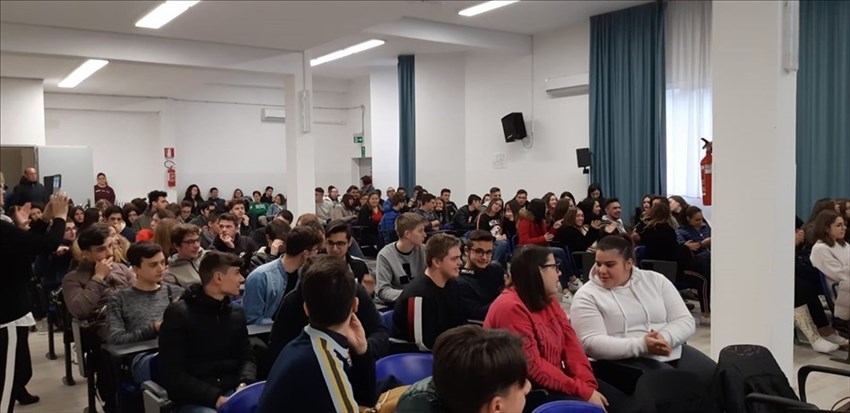 Don Elio Benedetto e la Comunità Il Noce incontrano gli studenti pugliesi