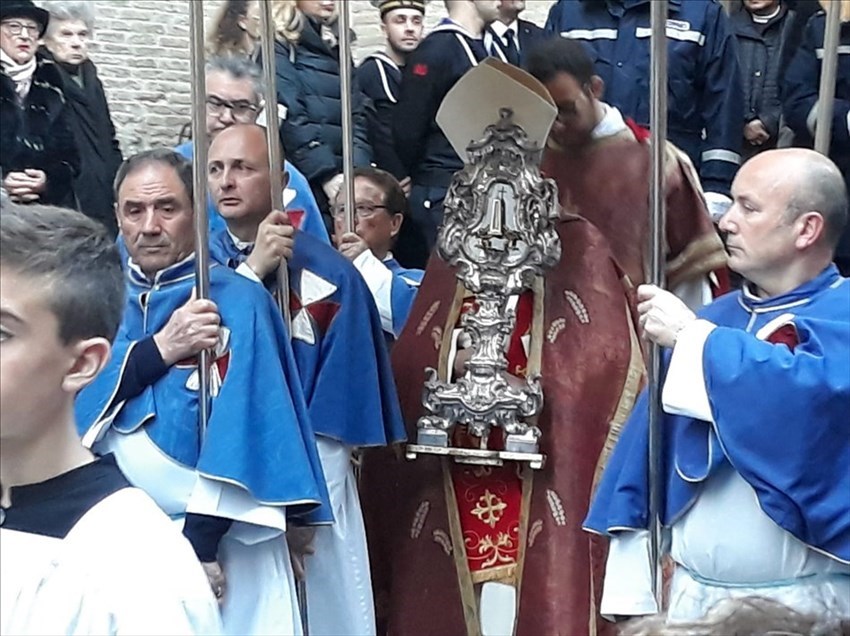 Celebrazione della Sacra Spina, in tanti alla messa e alla processione
