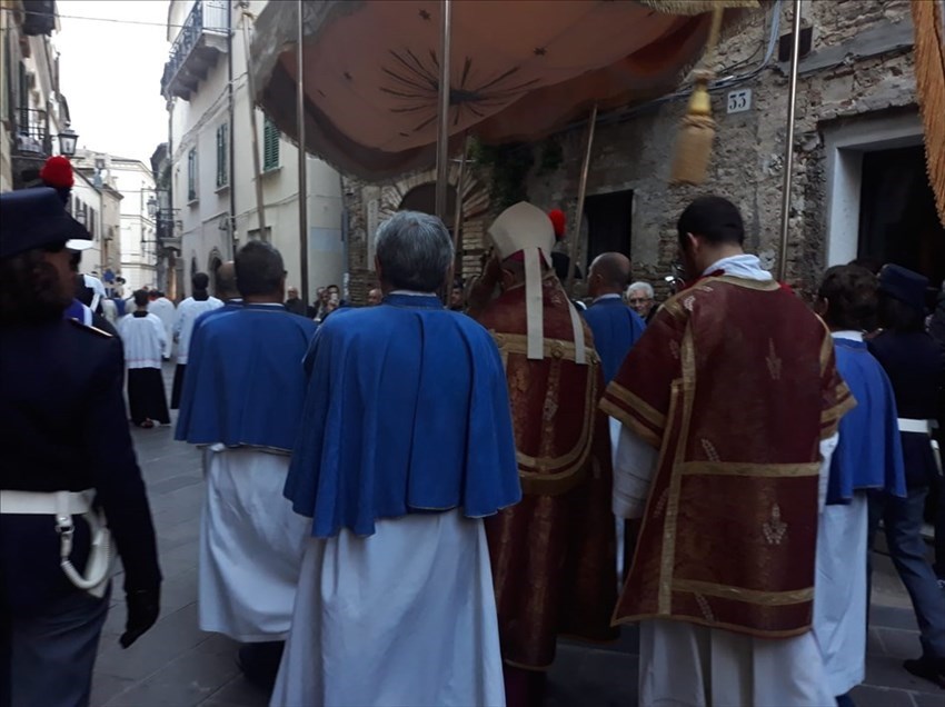Celebrazione della Sacra Spina, in tanti alla messa e alla processione