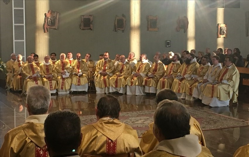 Solenne messa crismale, il vescovo De Luca: «Abbracciamo l'amore totale del Padre»