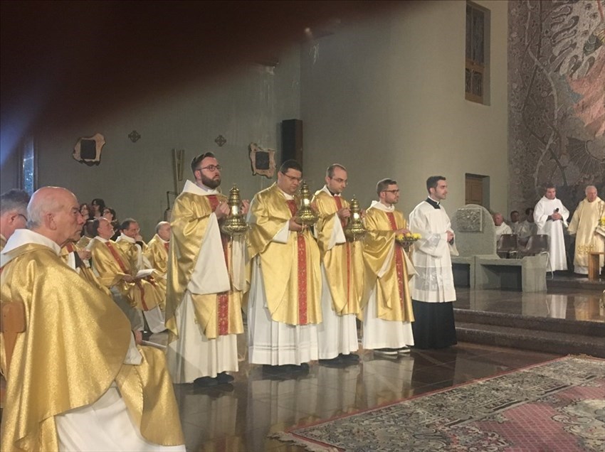 Solenne messa crismale, il vescovo De Luca: «Abbracciamo l'amore totale del Padre»