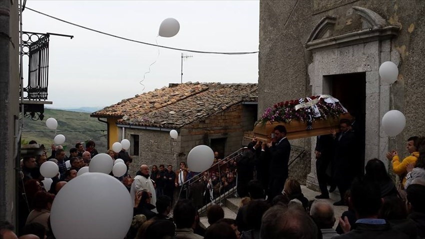 Palloncini bianchi al cielo per l'ultimo saluto a Gianni Preta