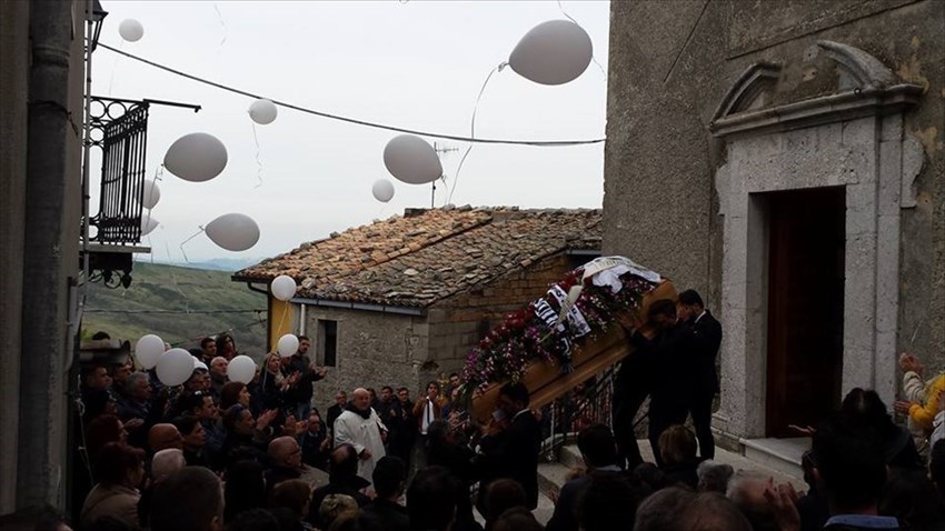Palloncini bianchi al cielo per l'ultimo saluto a Gianni Preta