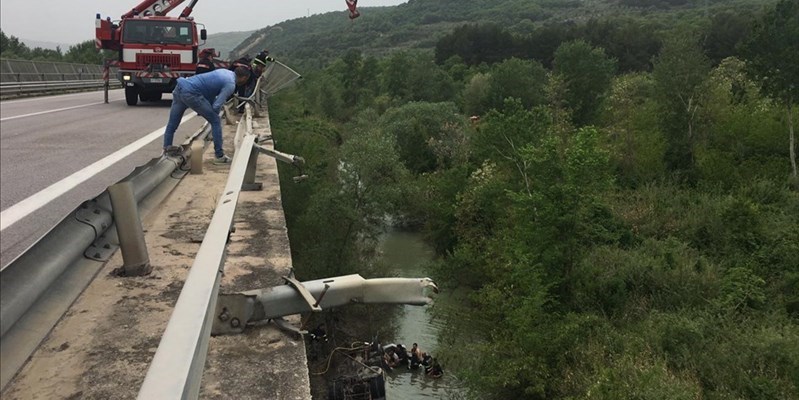 Termoli Un Tir Sfonda Il Guard Rail E Cade Nel Fiume Paura Sulla